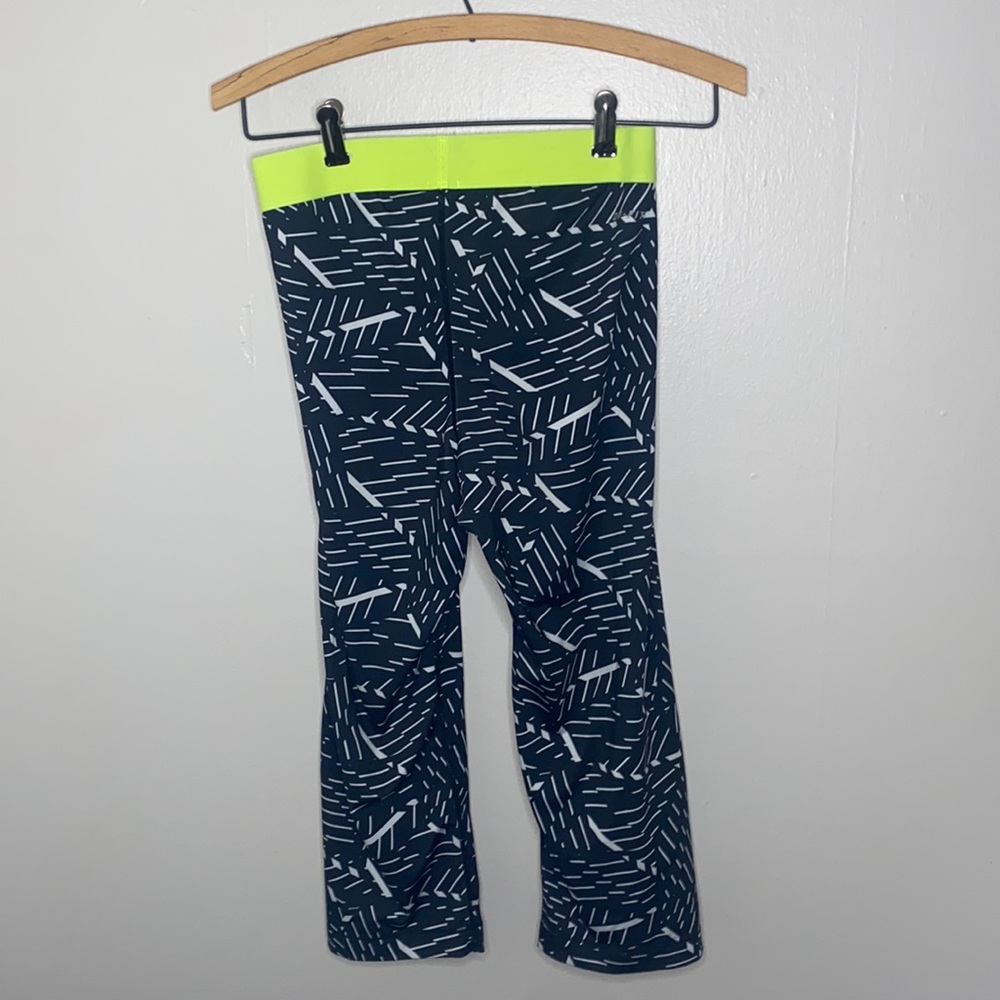 🪿Adorable Nike Dri-fit capris leggings! - Picture 6 of 10